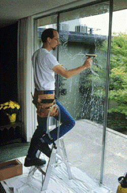 Pulverizar ligeramente la superficie con agua jabonosa. 